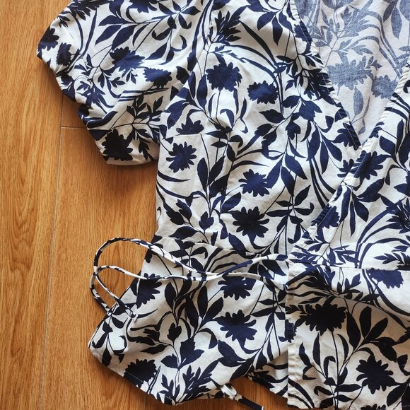 Old navy wrap blouse - Picture 2 of 3